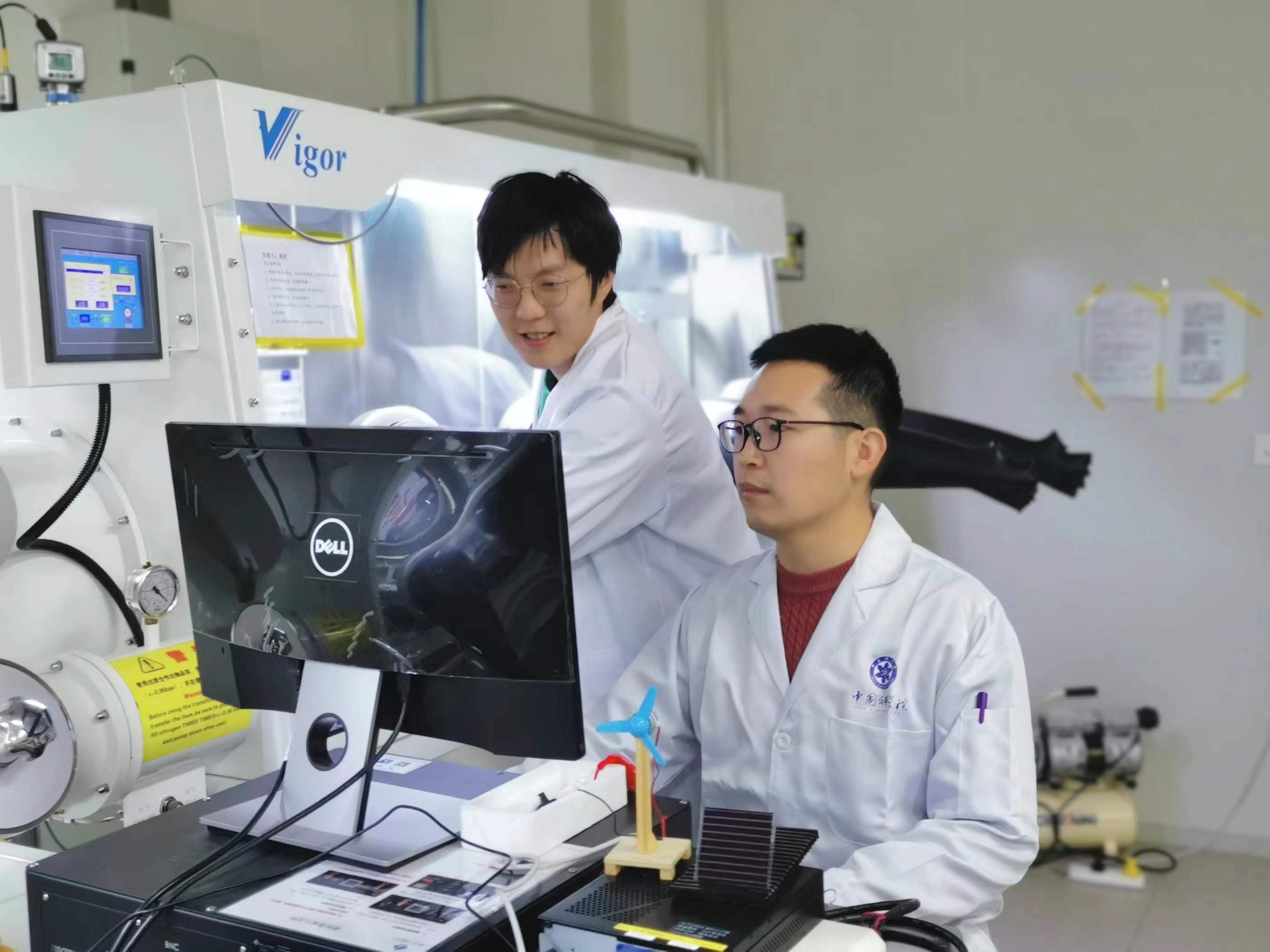 印度理工学院发明混合透明电极 可提高钙钛矿太阳能电池的效率和寿命印度理工学院发明混合透明电极 可提高钙钛矿太阳能电池的效率和寿命