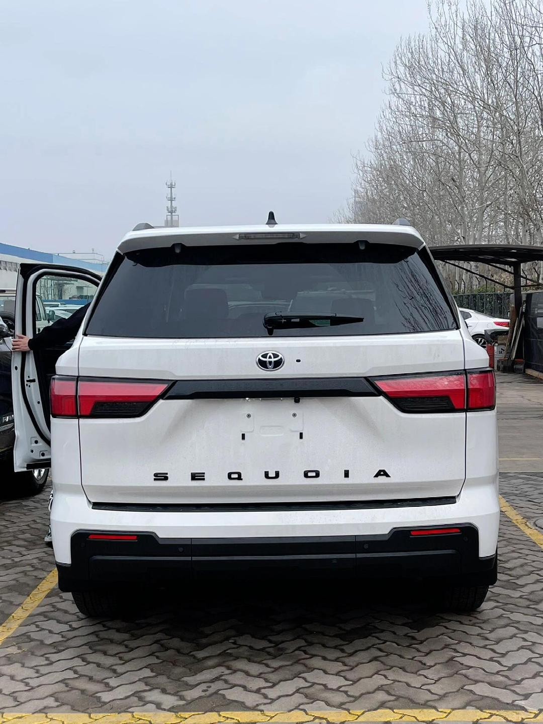 2024款丰田红杉加版3.5T 灰车黑内现车