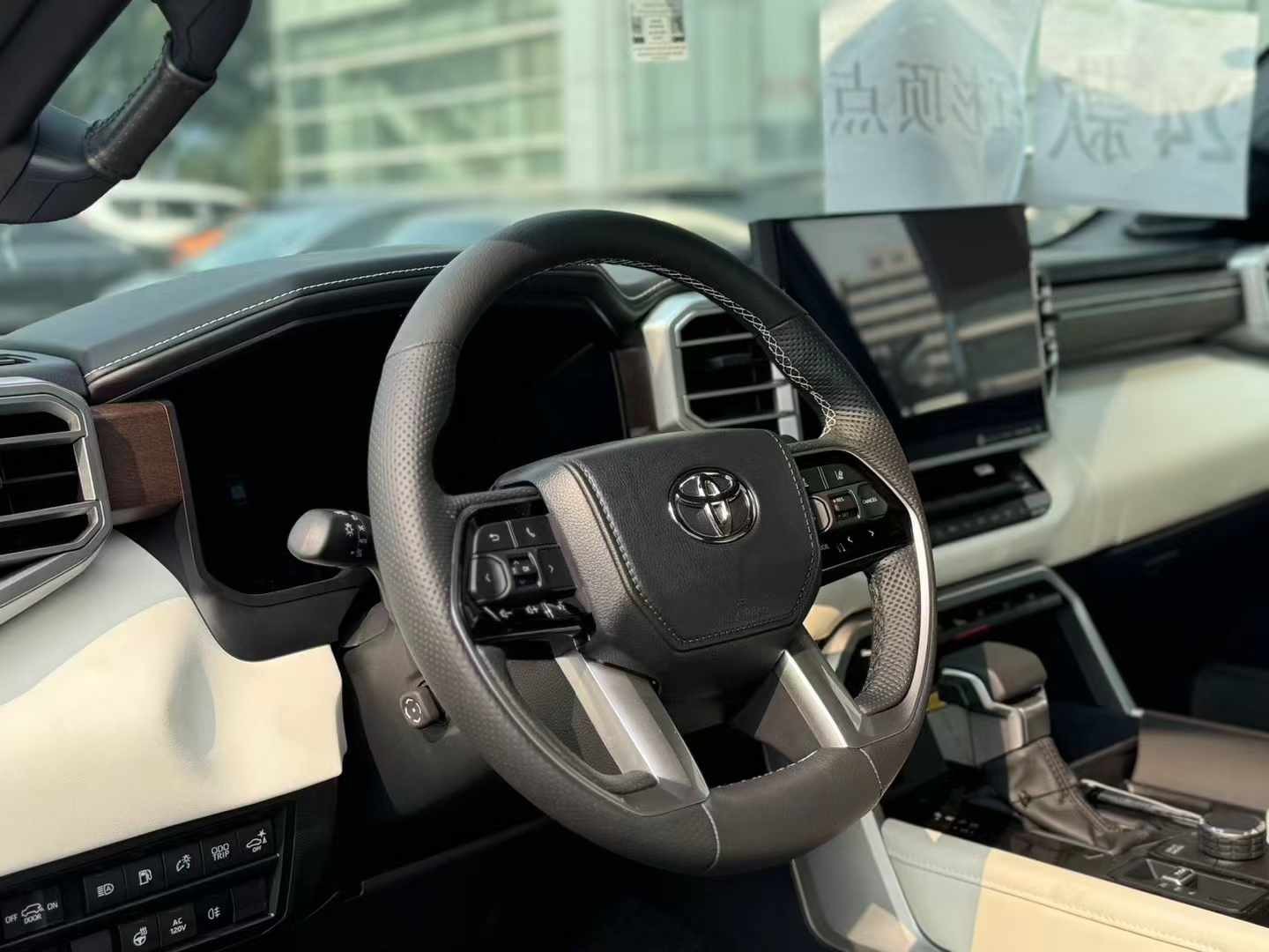 2024款加版丰田红杉现车优惠多90万起售