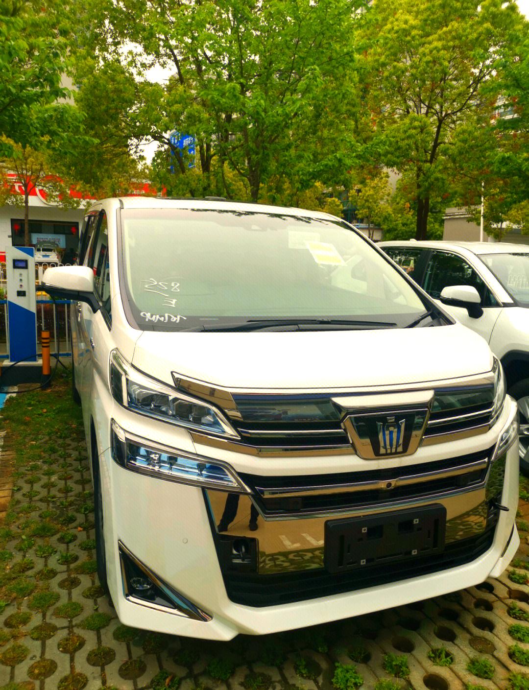 全新丰田皇冠威尔法混动版7座MPV实拍体验