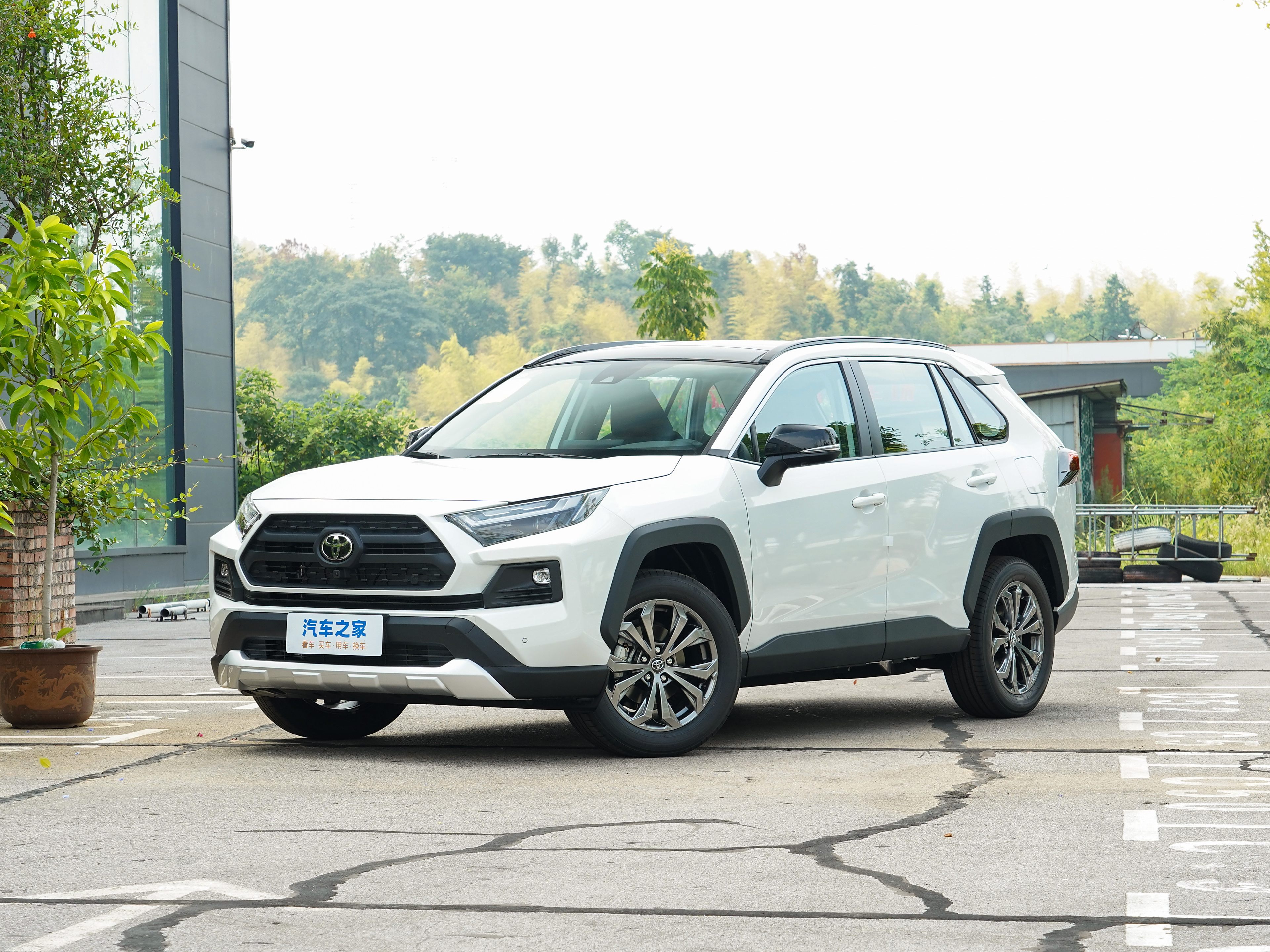 成都RAV4价格12.58万起 优惠高达4.40万