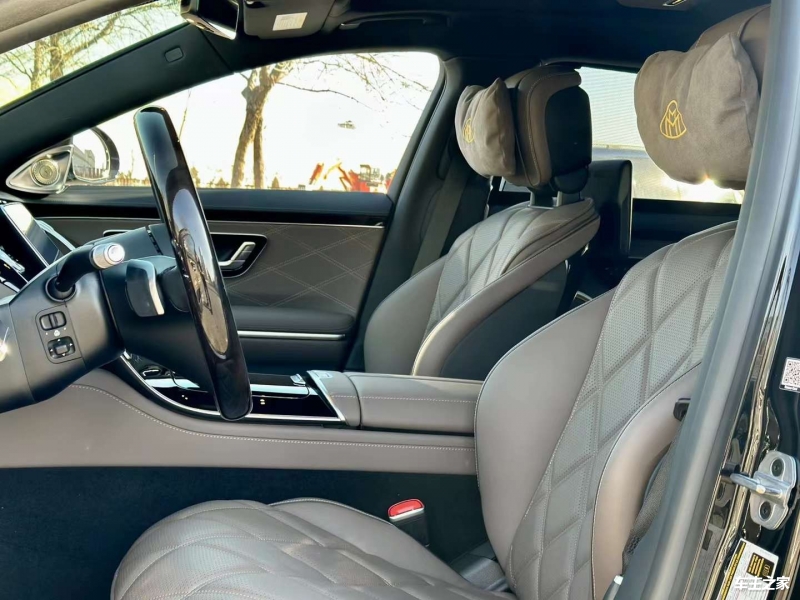 2022款迈巴赫S580价格展厅现车458万 购车送豪礼