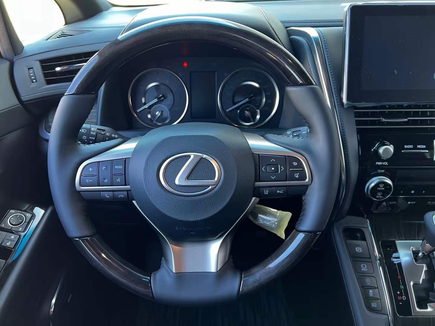 成都雷克萨斯LM亚洲版团购优惠43万 欢迎到店试驾