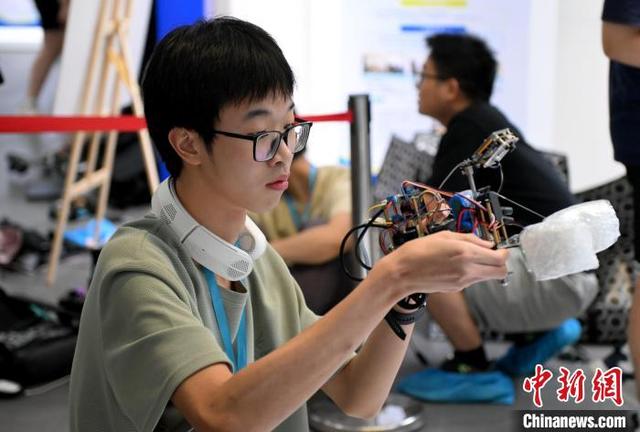 福州大学发明新机器视觉传感器 可使机器人对极端光照做出超快反应福州大学发明新机器视觉传感器 可使机器人对极端光照做出超快反应