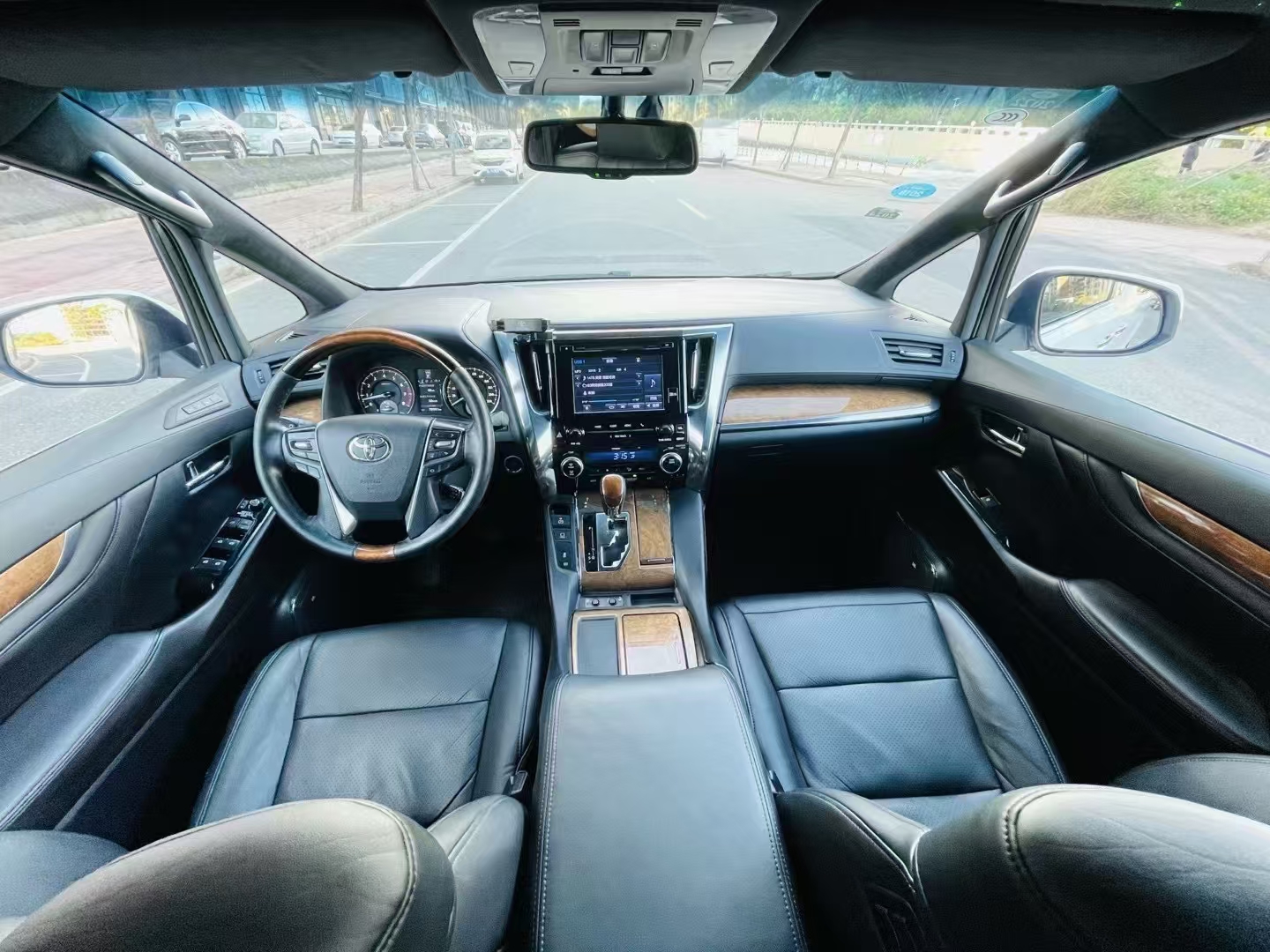 成都丰田(进口)埃尔法最新行情 售价90万元起