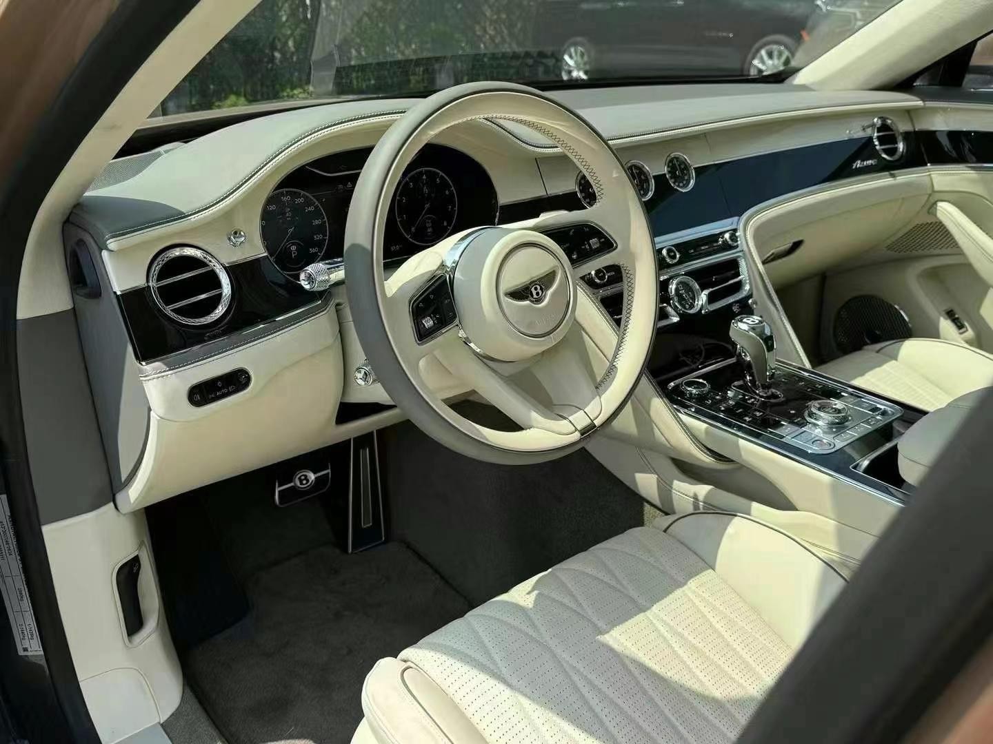 成都宾利飞驰提供试乘试驾 店内让利达30万元