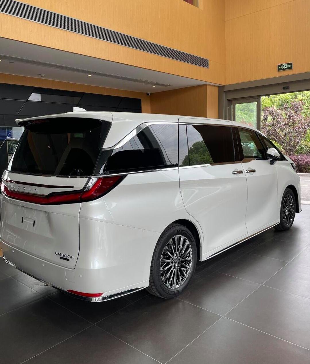 成都远卓名车雷克萨斯LM欧版最低报价125万起 欢迎试乘试驾