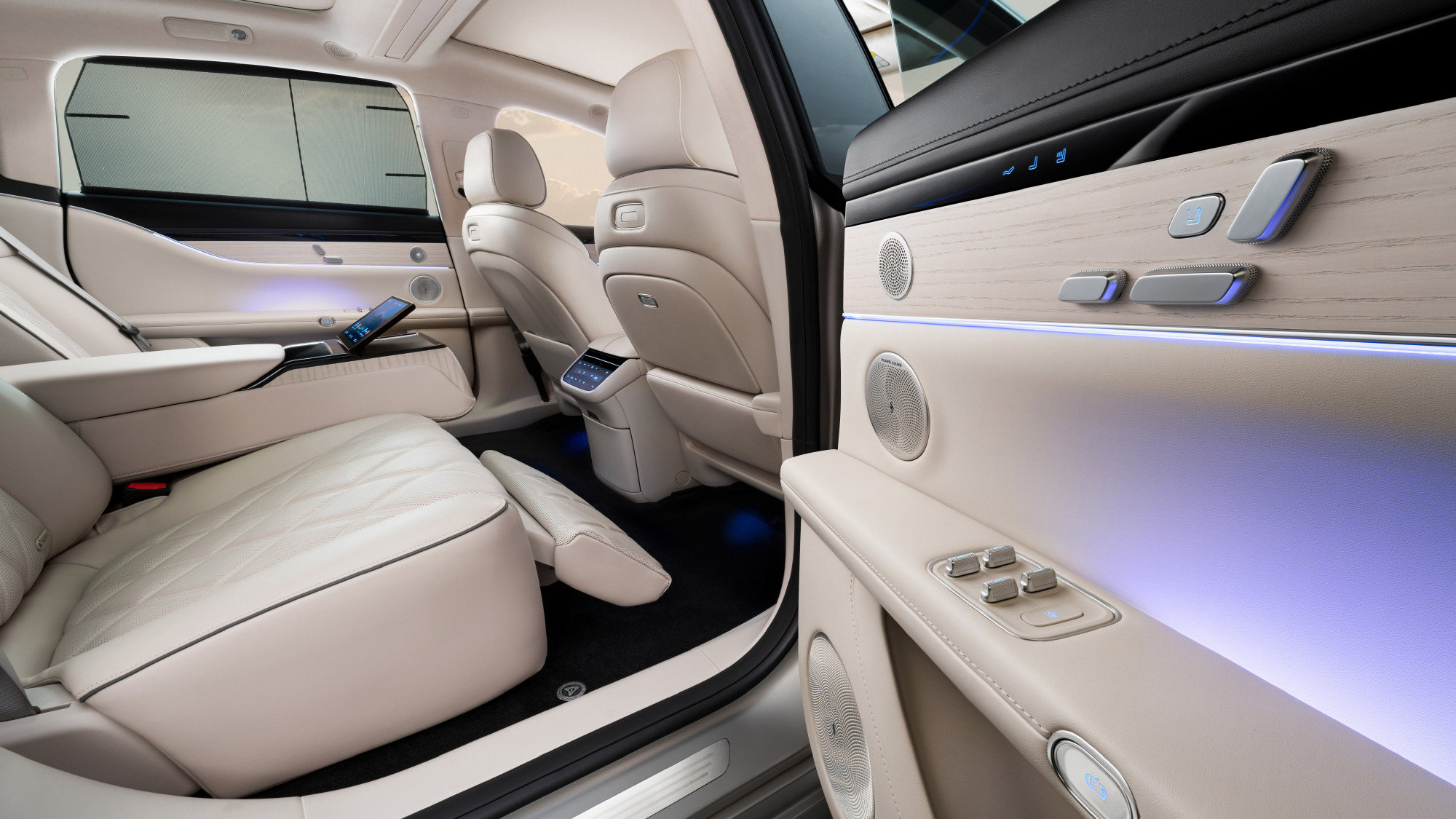 享界S9T内饰谍照曝光 或增加副驾娱乐屏