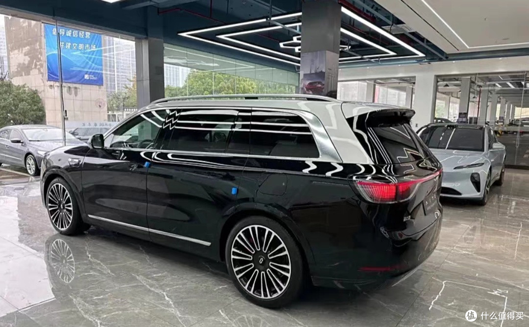 问界M8纯电版正式亮相 预售价37.8万起