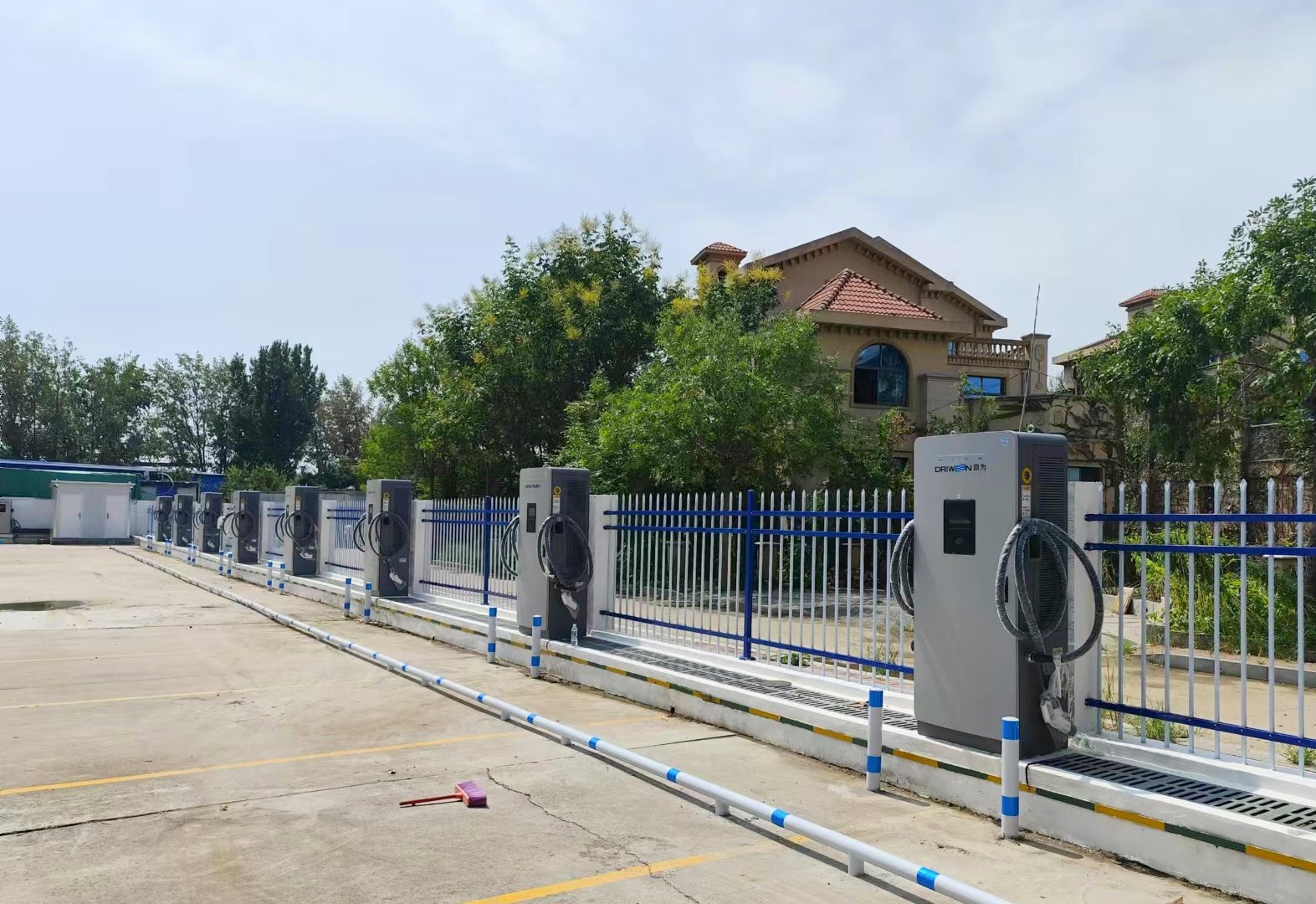 总数突破1806万个 电动汽车充电设施建设加速