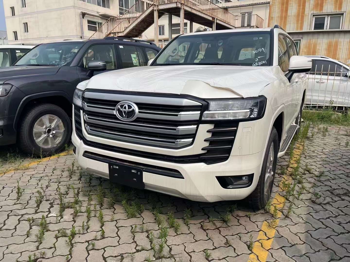 2023款中东版丰田酷路泽FJ国六现车回归