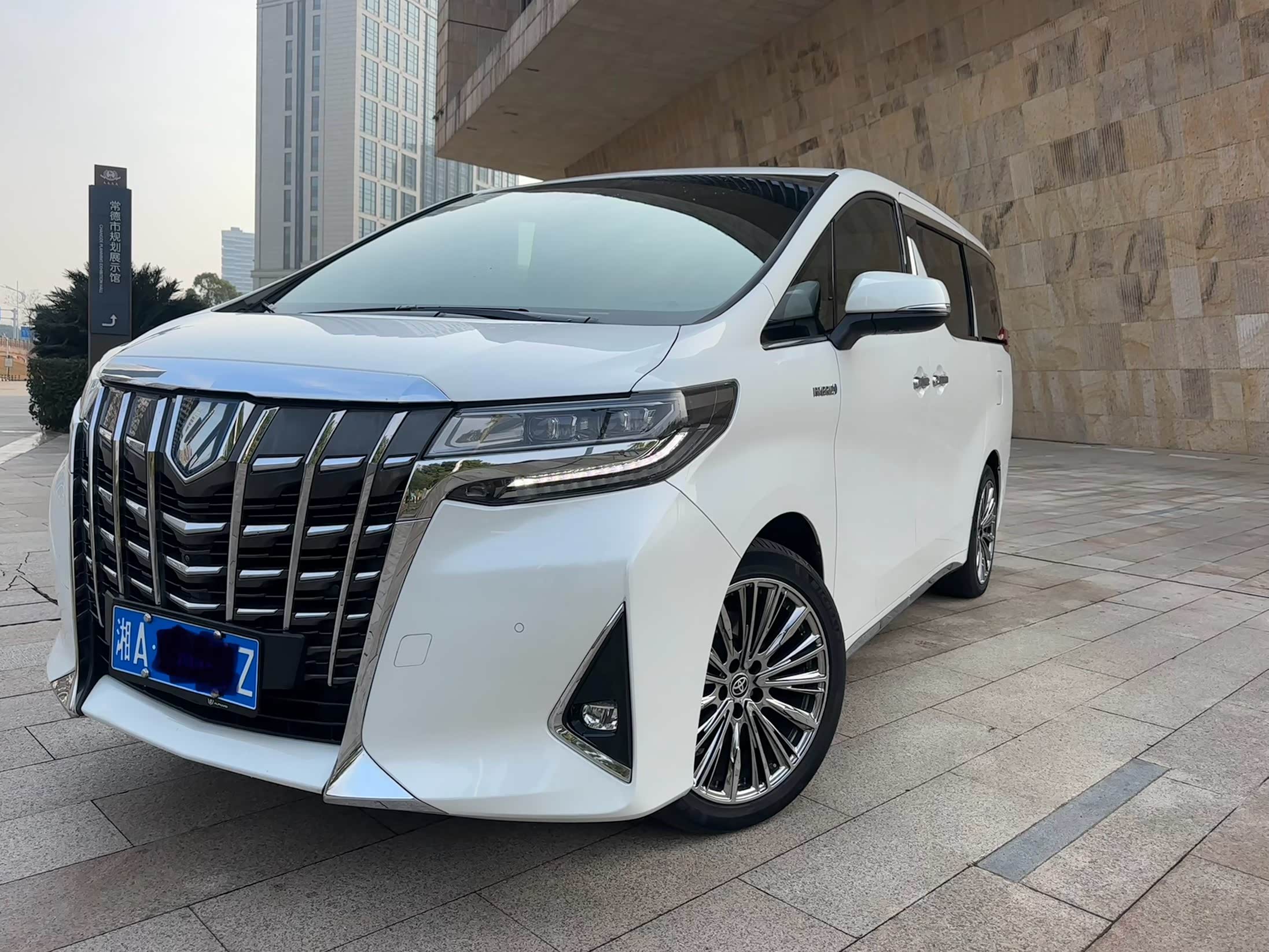 21新款丰田埃尔法展厅现车落地价格优惠