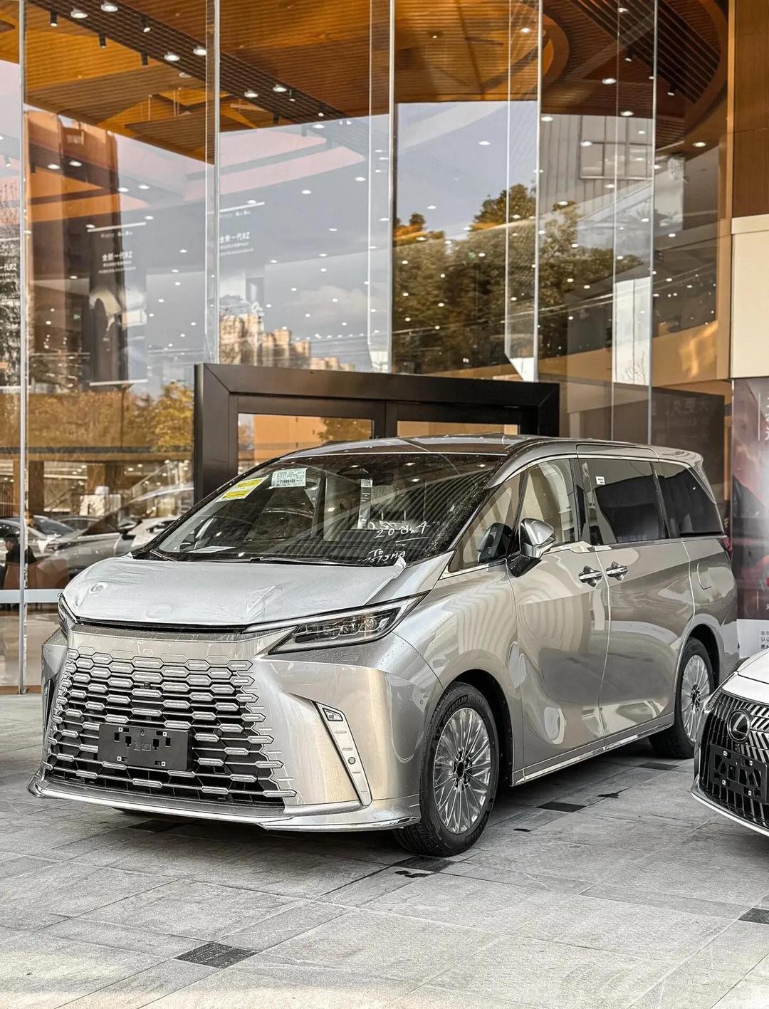 成都远卓名车雷克萨斯LM欧版团购钜惠20万 欢迎前来试驾