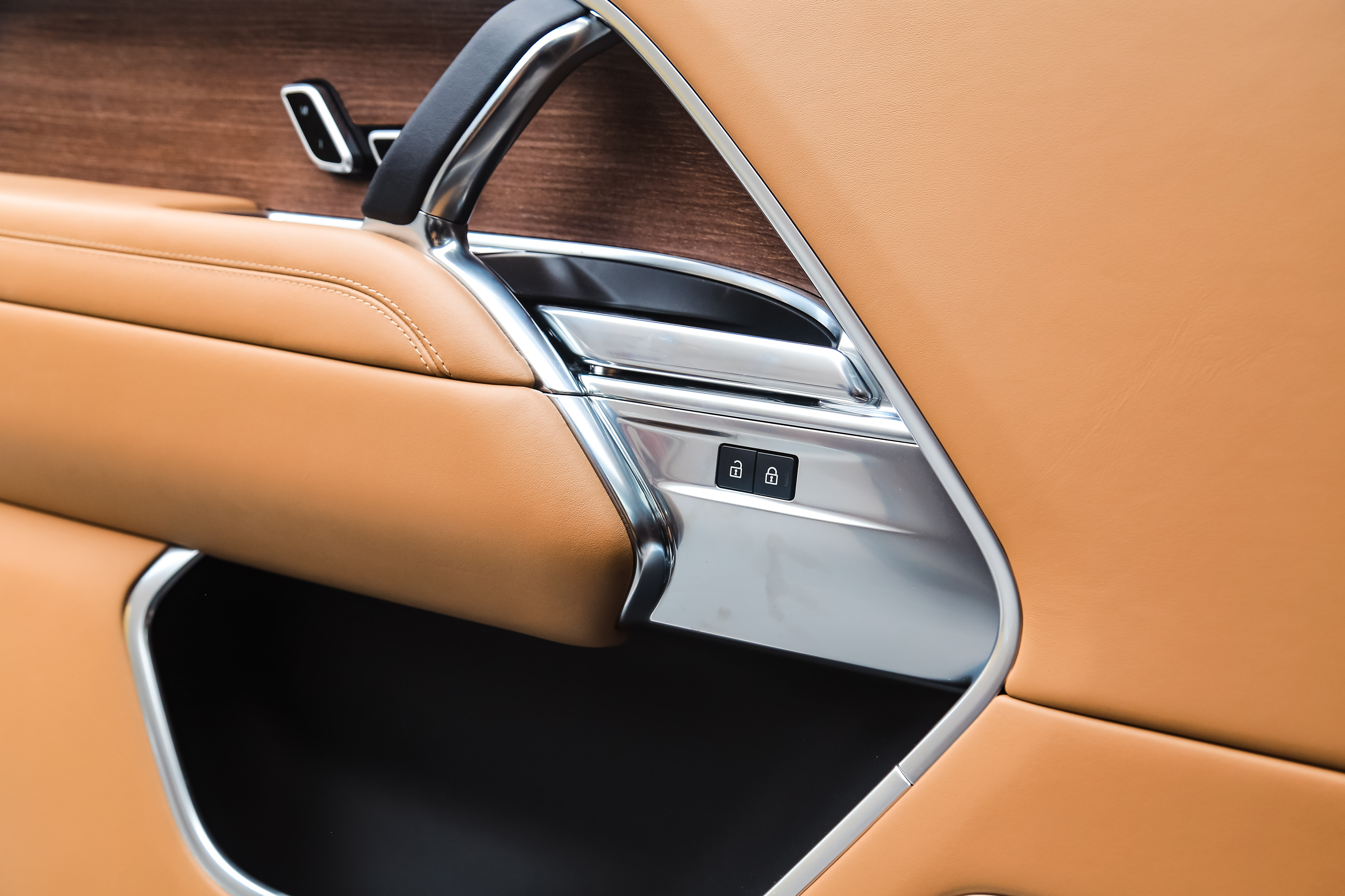 路虎揽胜报价141万起 欢迎上门试驾