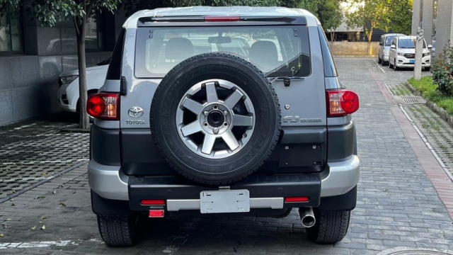 2023款丰田酷路泽FJ中东版国六第一批