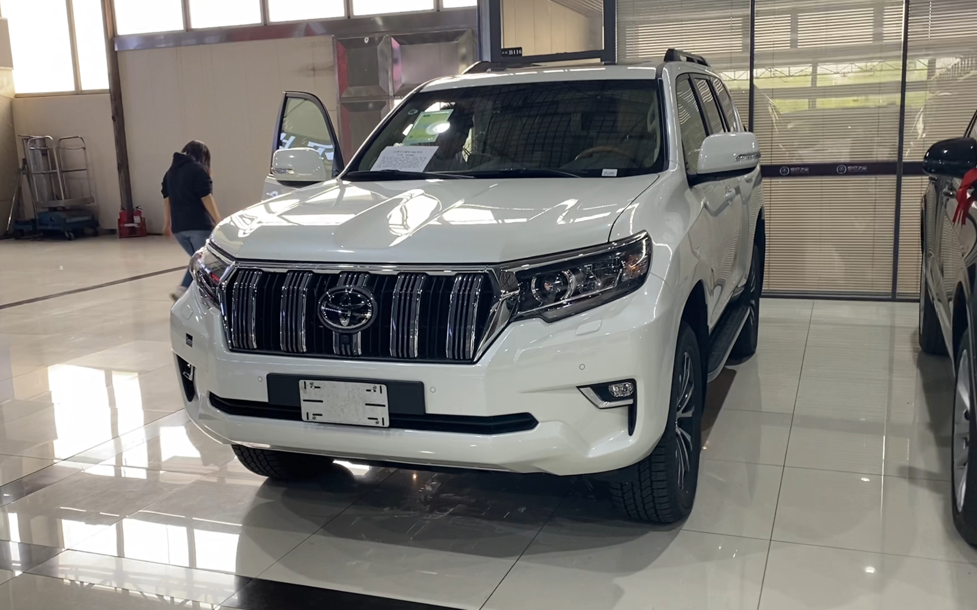 2023款丰田霸道2800柴油版2.8T手续全