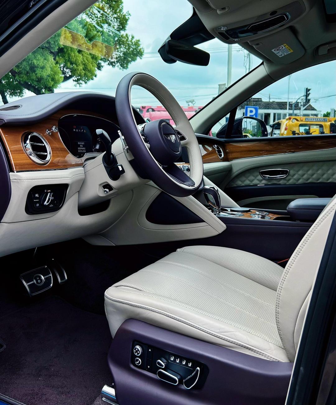 2024款宾利添越性能出众高端SUV劲促全国