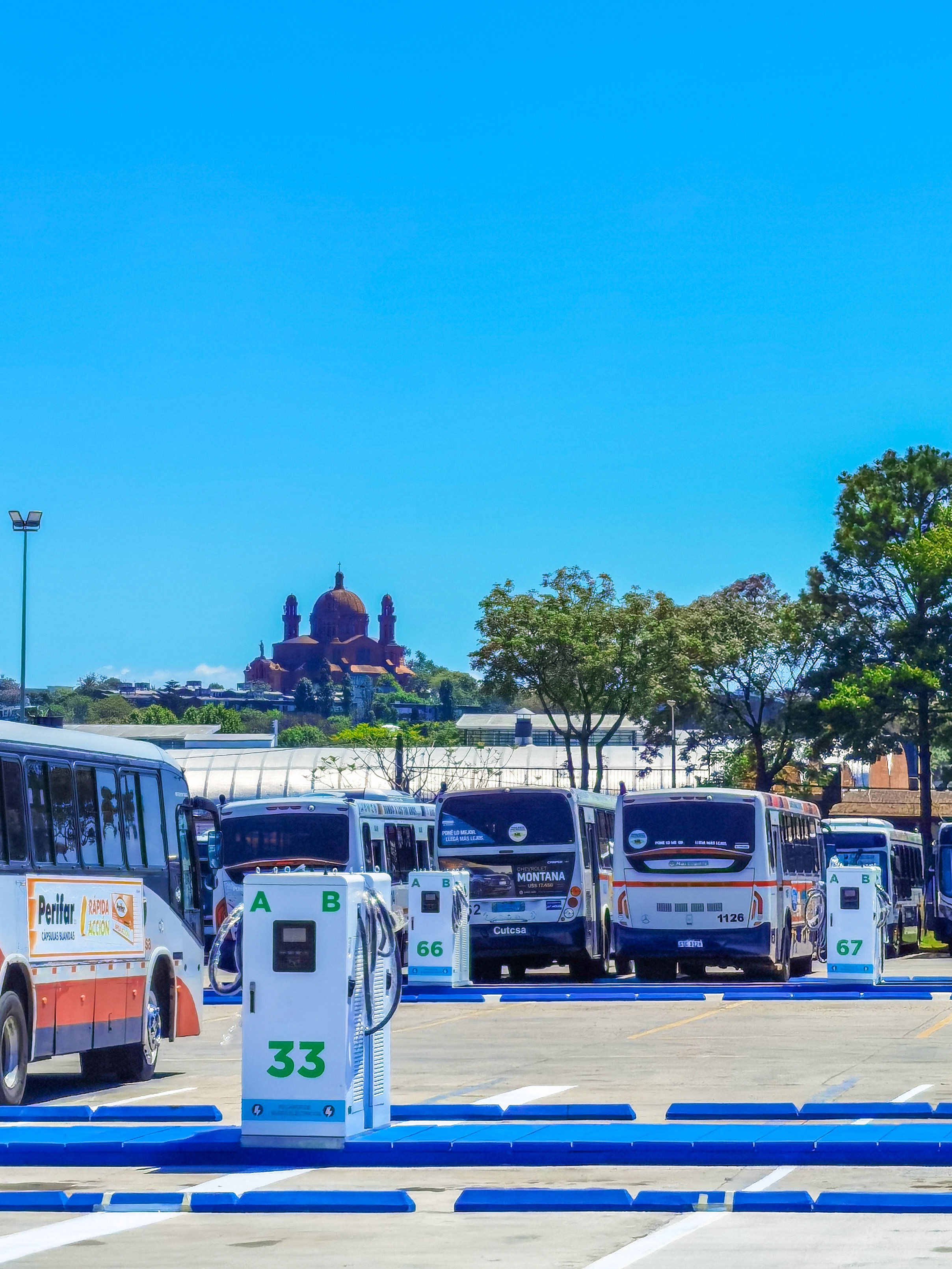 中国新能源汽车走红乌拉圭