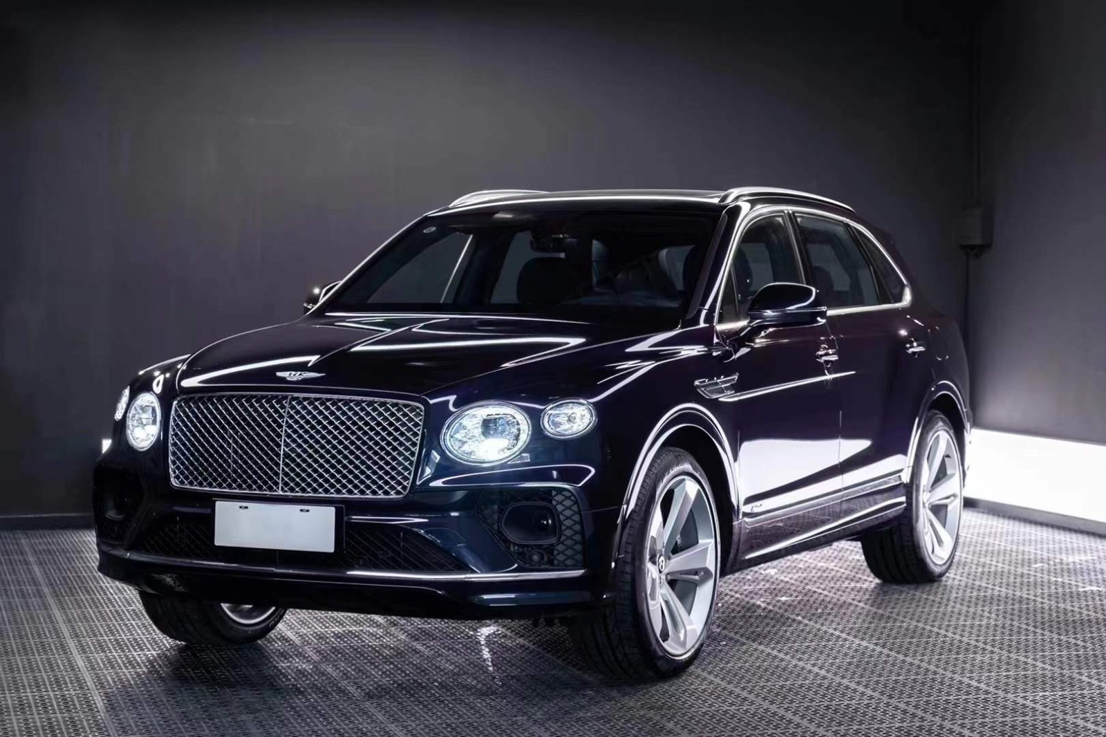 成都宾利添越价格最低203万起 欢迎到店试驾