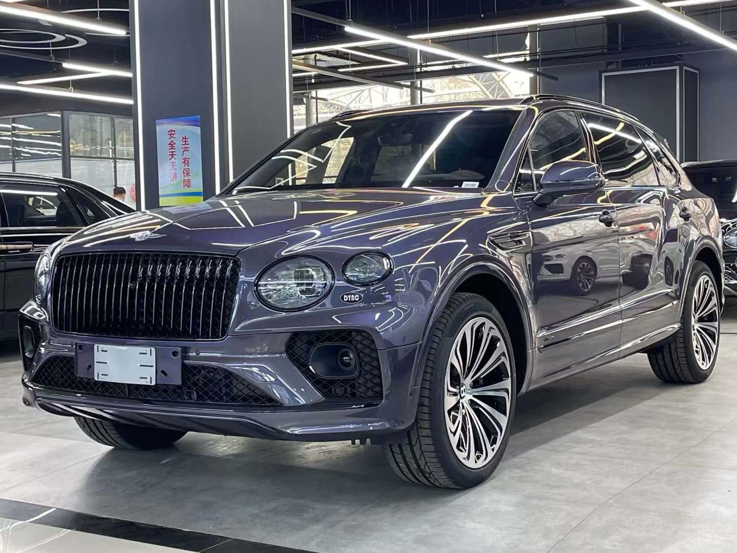 成都宾利添越价格最低203万起 欢迎到店试驾