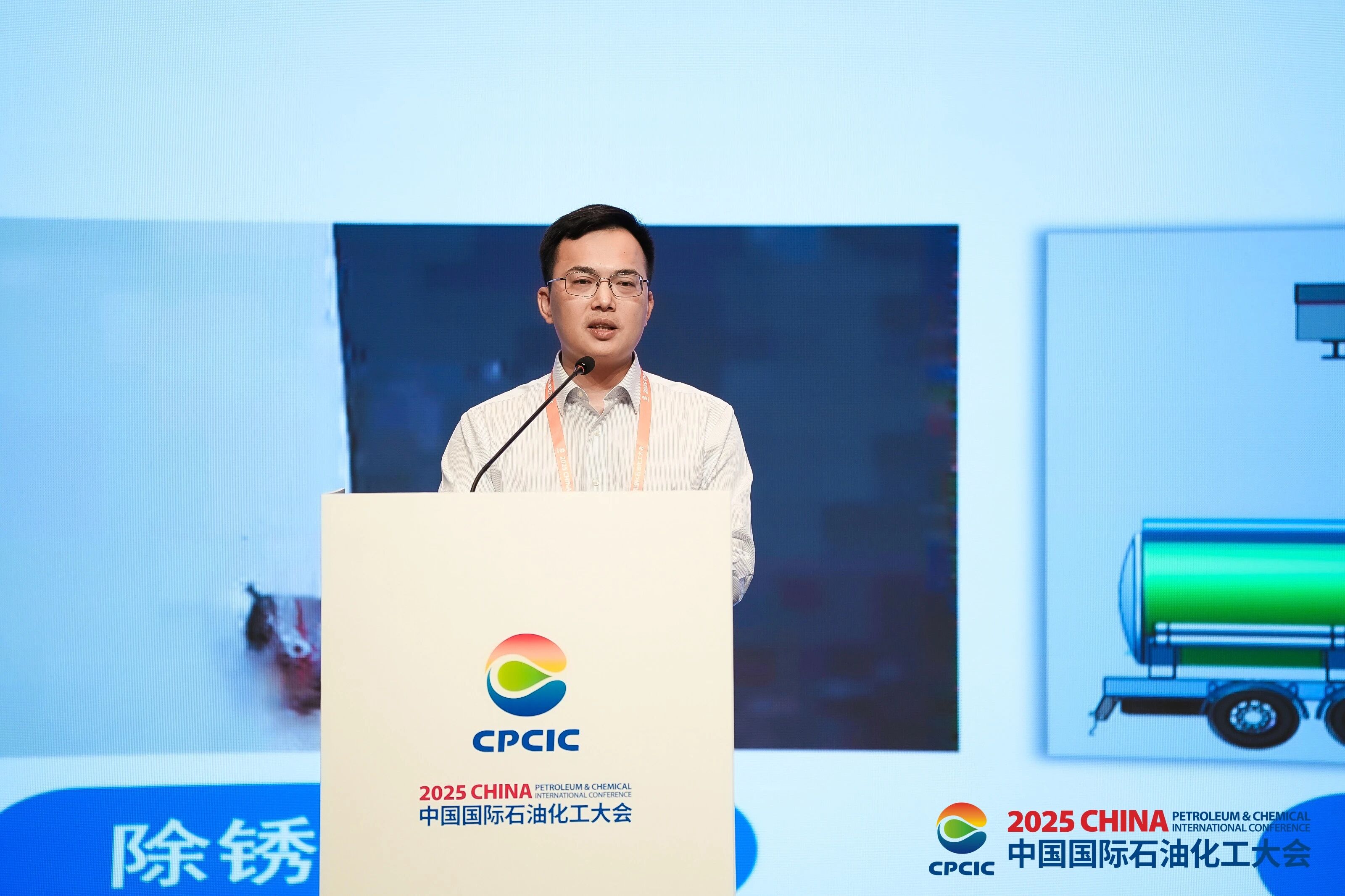 冯兴亚的两会“作业”,从自动驾驶立法到低空经济