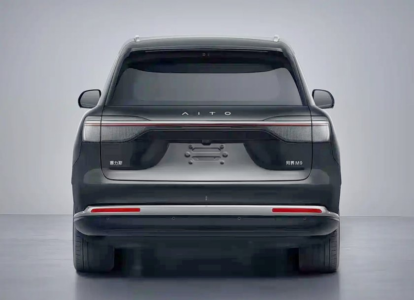 问界M9实车曝光：前脸焕新、车身加长，纯电续航最高335km