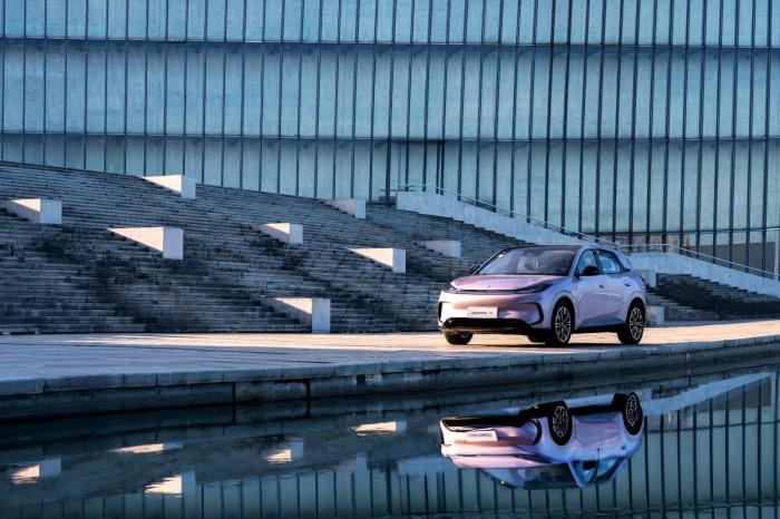 6.88万起！极狐T1配奔驰同款环保纤云仪表台引关注